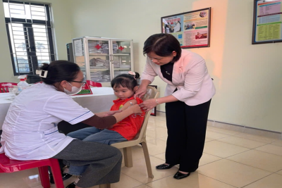 TIÊM PHÒNG BẠI LIỆT CHO HỌC SINH LỚP 1