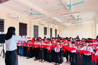 TỰ HÀO KHOÁC LÊN VAI CHIẾC KHĂN QUÀNG ĐỎ ĐẦU TIÊN